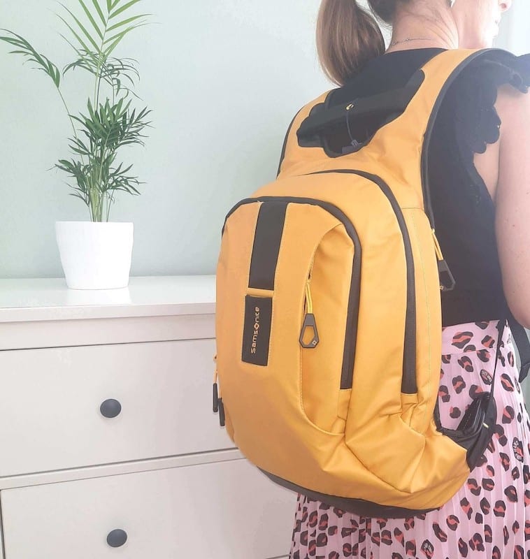 chica con Samsonite paradiver