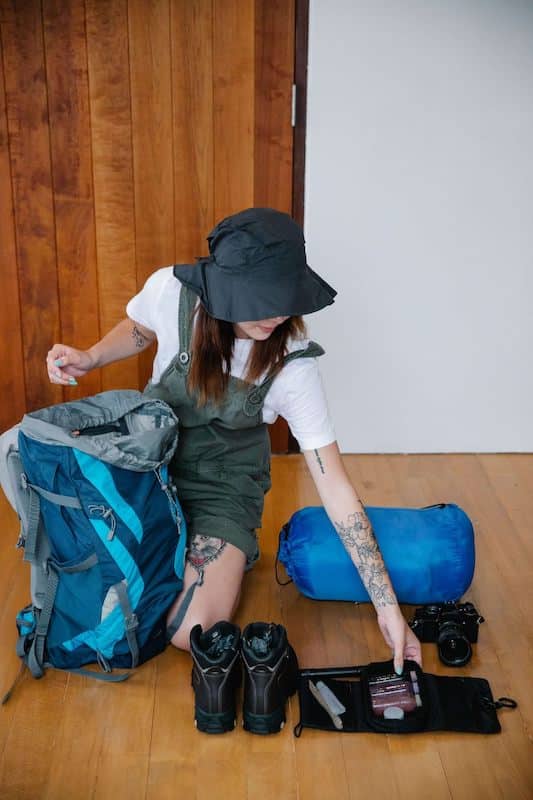 como hacer una maleta-chica haciendo maleta (1)