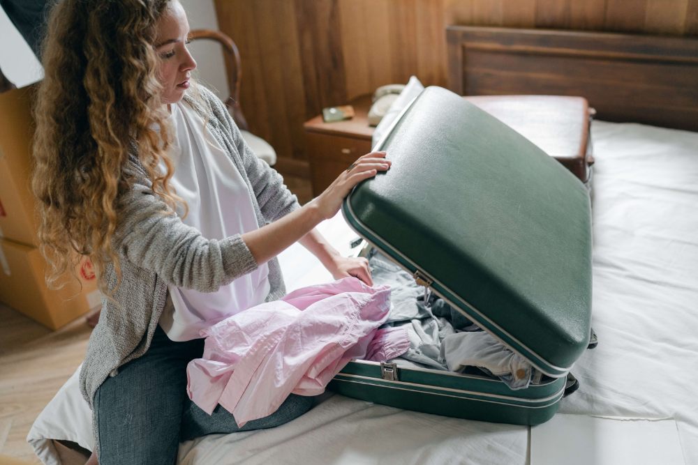 como hacer una maleta-chica haciendo maleta