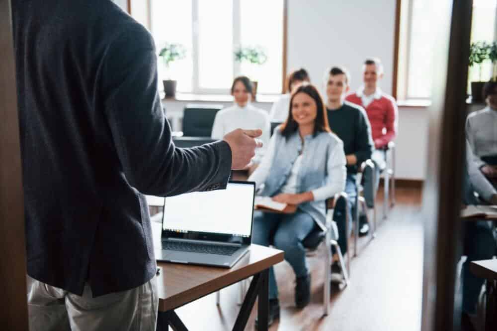 iati-seguros-opinion-estado-animo-alegre-grupo-personas-conferencia-negocios-aula-moderna-dia