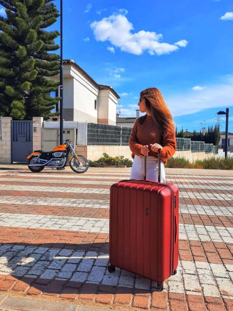 maletas-movom-chica con maleta wood - copia