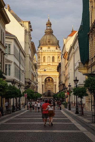 pareja haciendo turismo