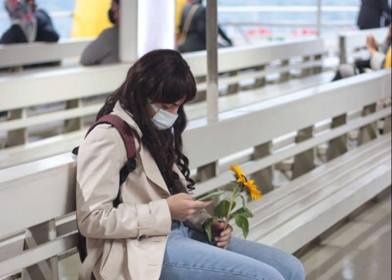 Qué se puede llevar en el equipaje facturado chica esperando