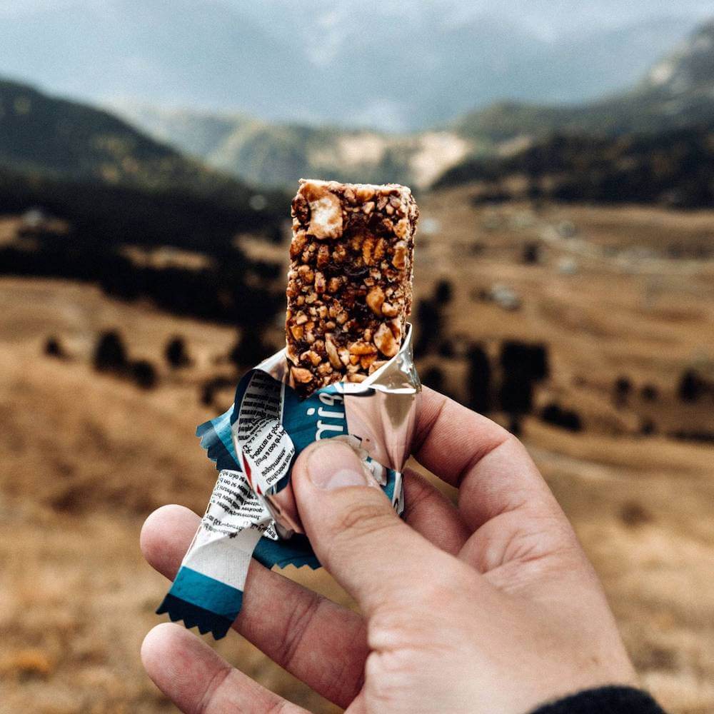 que-se-puede-llevar-en-equipaje-de-mano-snack avion