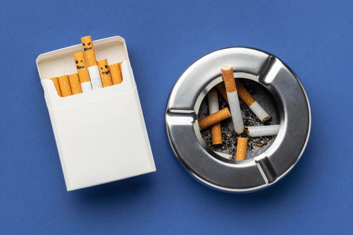 se-puede-llevar-tabaco-avion-composicion-plana-elementos-dia-tabaco