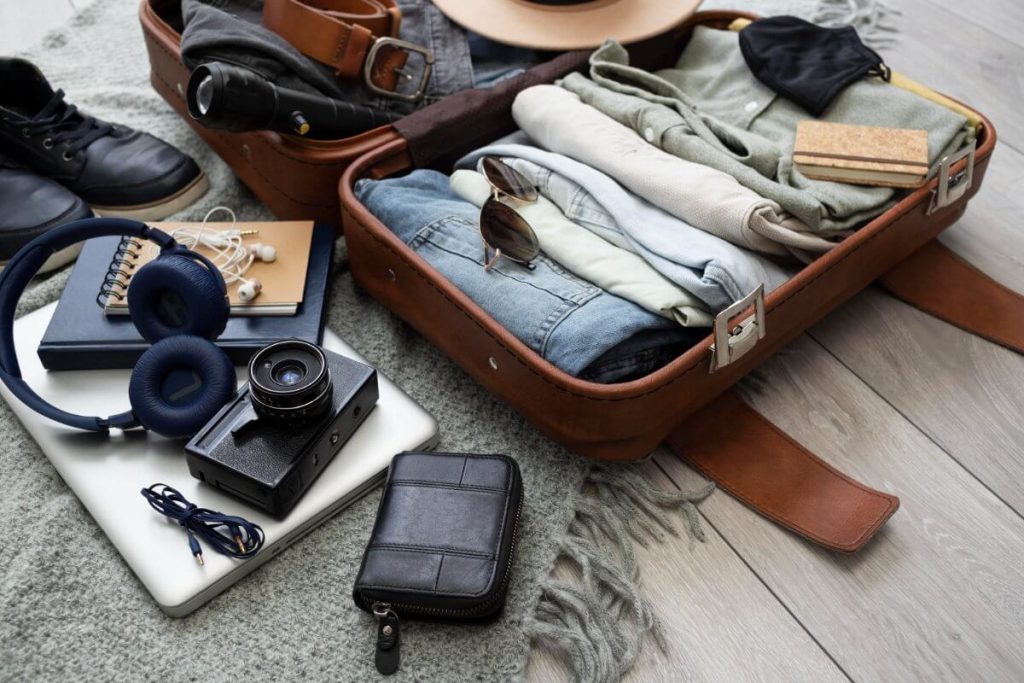 se-puede-llevar-tabaco-avion-composicion-ropa-accesorios-maleta