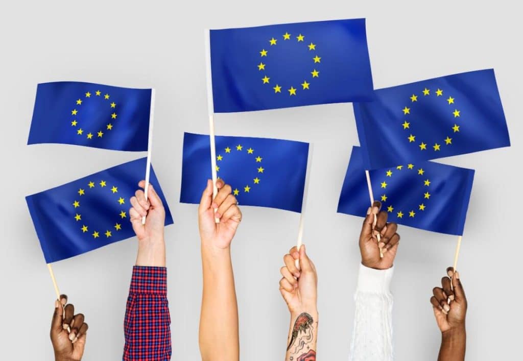 se-puede-llevar-tabaco-avion-manos-ondeando-banderas-union-europea
